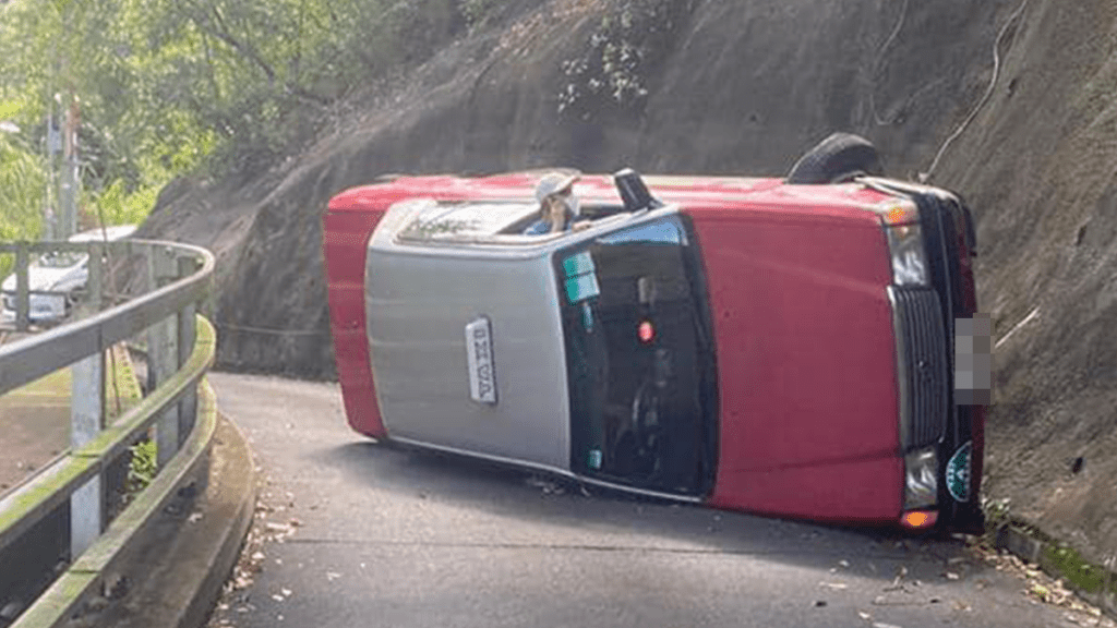 的士翻側後,司機被困車內。