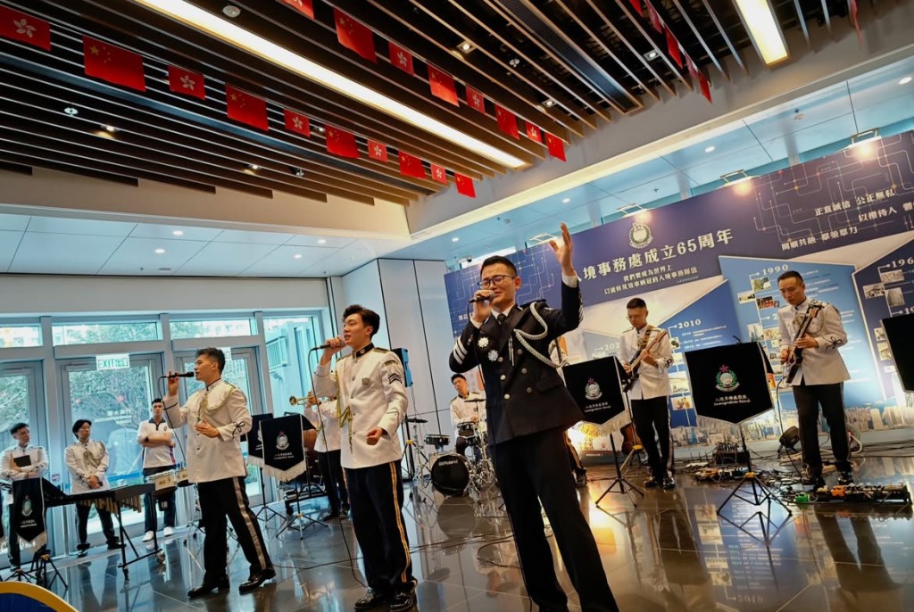 午間快閃音樂表演邀請到珠海出入境邊防檢查總站警官樂隊、澳門治安警察局樂隊,以及鄰舍輔導會長者樂隊,與入境處樂隊攜手演出。 午間快閃音樂表演邀請到珠海出入境邊防檢查總站警官樂隊、澳門治安警察局樂隊,以及鄰舍輔導會長者樂隊,與入境處樂隊攜手演出。
