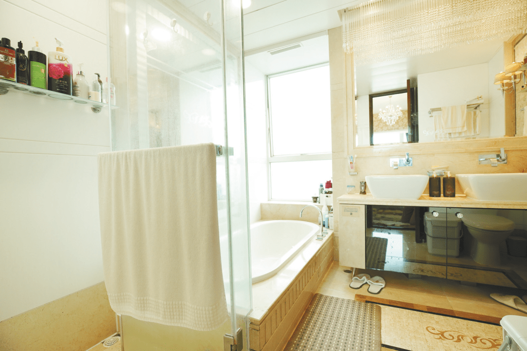 浴室光猛，設計清雅，並置有浴缸。