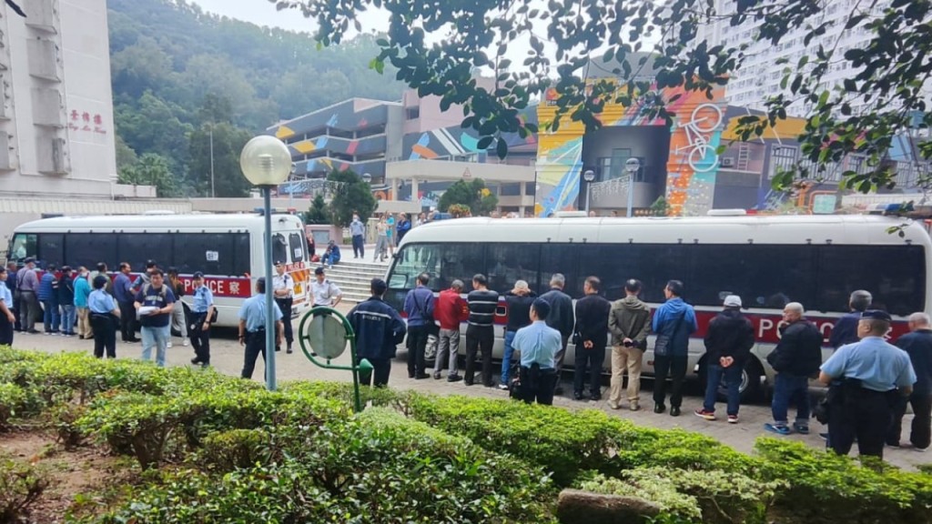 警多區打擊非法賭博 拘將軍澳26男女涉街頭聚賭 破上水地下竹館9人被捕