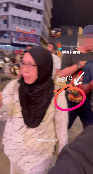 賊人隨即若無其事地轉身離開，還利用紙袋掩飾動作，全程動作熟練冷靜，堪稱「專業級扒手」。