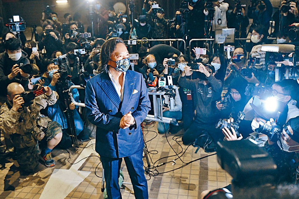 ■律政司司長撤銷四人保釋覆核,劉偉聰步出法院後感謝眾人多日守候。