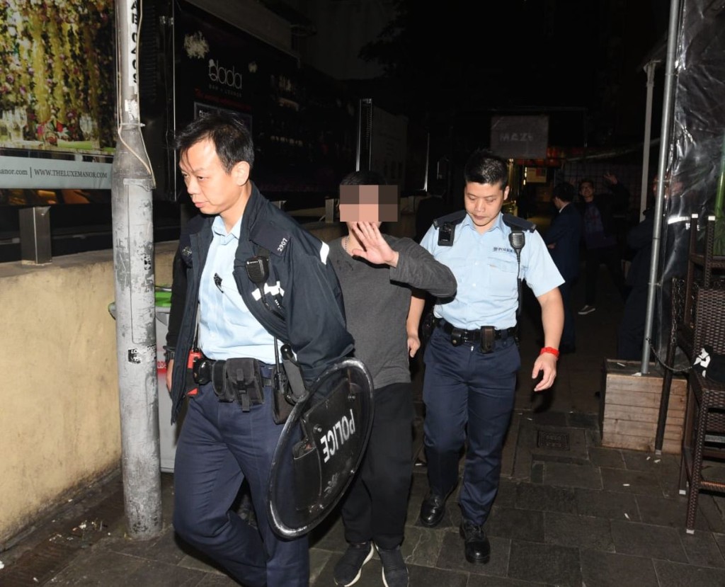 警方帶走兩名男女。