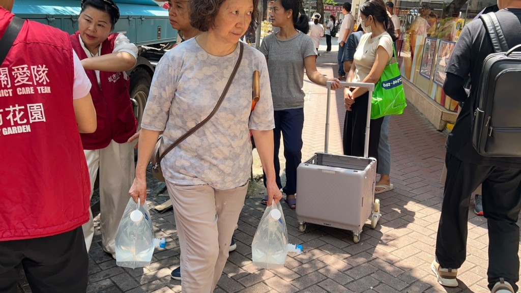 受影響居民到附近水車取水。蔡楚輝攝 受影響居民到附近水車取水。蔡楚輝攝