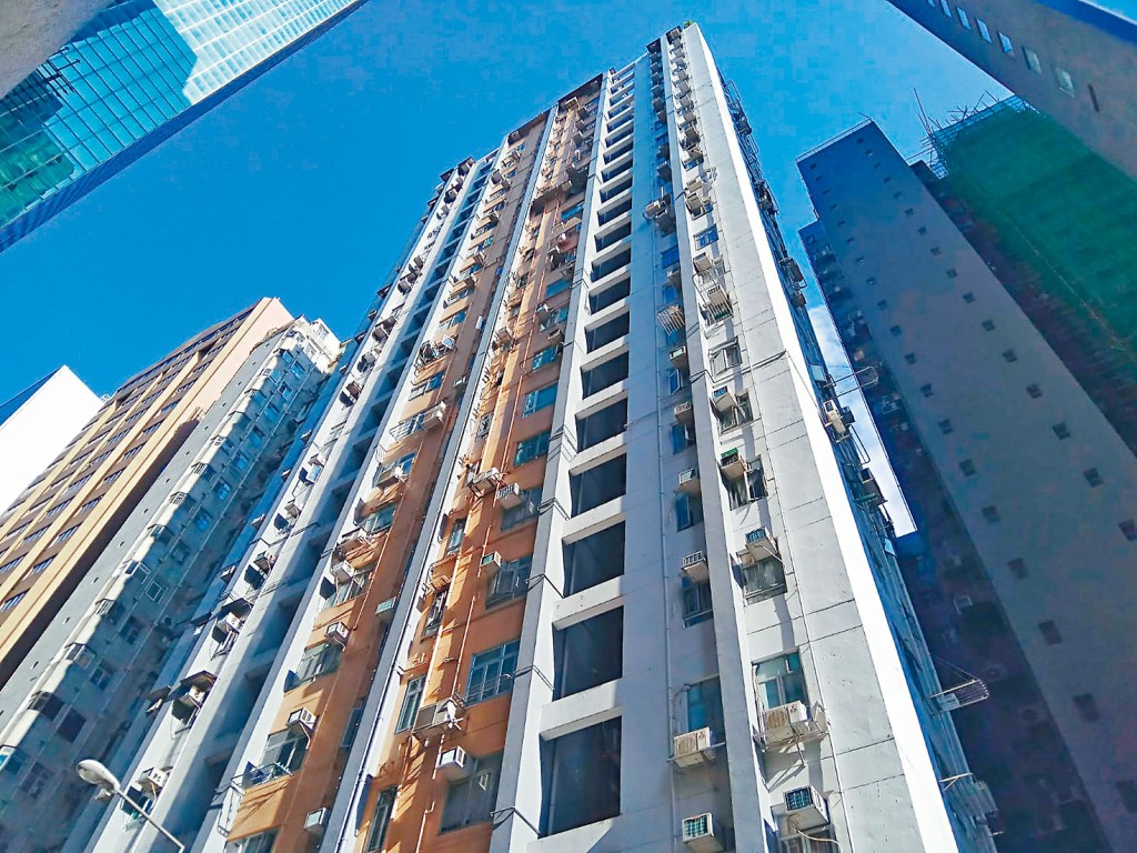 维新大厦低层特色户，开拍价520万，属低估价近5%，呎价约20313元。