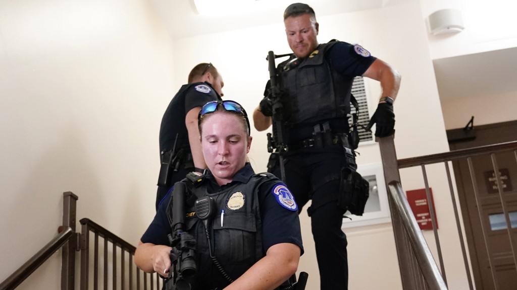 国会警察检查德克森参议院办公室一处楼梯。 美联社
