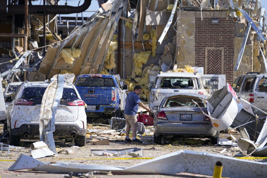 德州多间房屋及车辆被摧毁。美联社