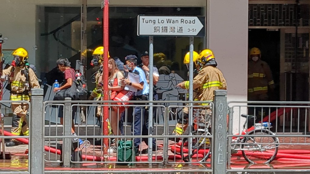 大批消防到場救火。 大批消防到場救火。