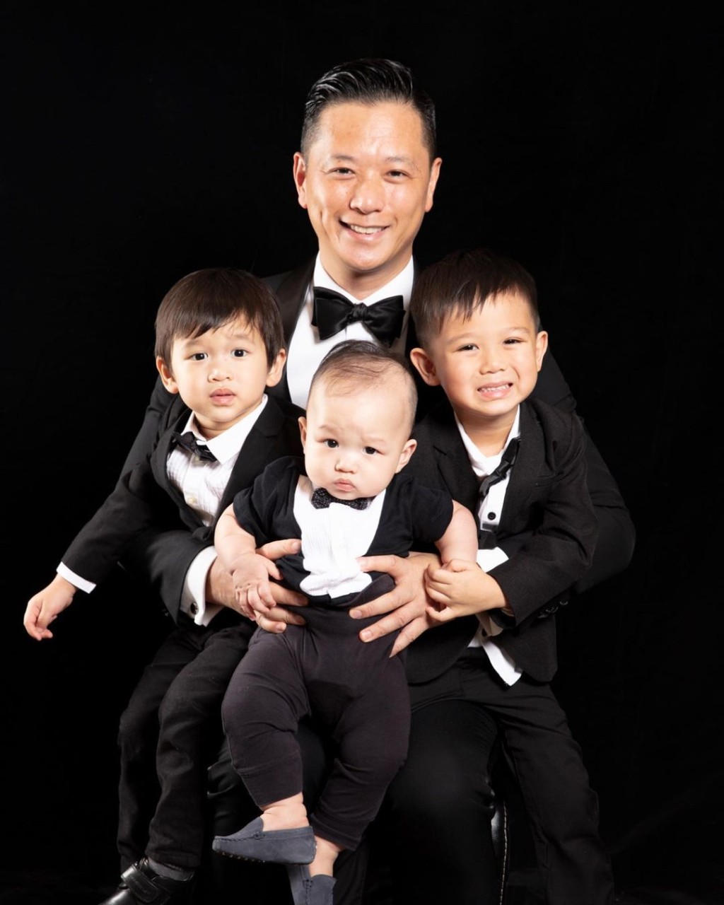 胡杏儿与李乘德2015年12月结婚，先后诞下三个得意囝囝。