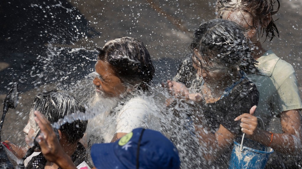 參與泰國潑水節的民眾盡情狂歡。 美聯社 
