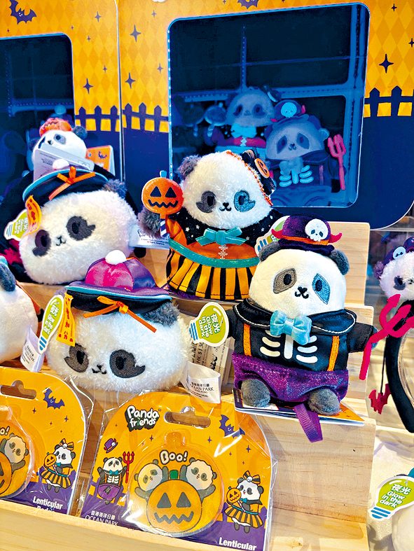海洋公園哈囉喂紀念品,家姐細佬變身嘩鬼。 海洋公園哈囉喂紀念品,家姐細佬變身嘩鬼。