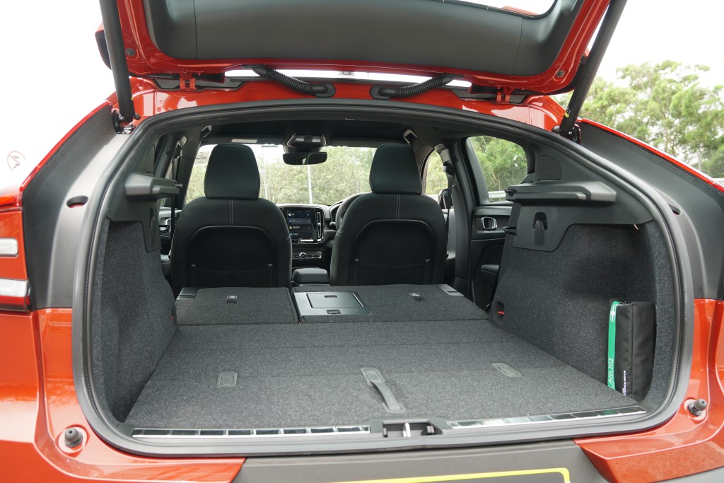 尾箱標準容量是404升，將分離式後座椅椅全放平可擴大運載力。