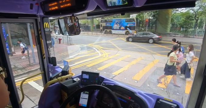男子遭駛至私家車撞飛上車頭。fb 車cam L（香港群組）  