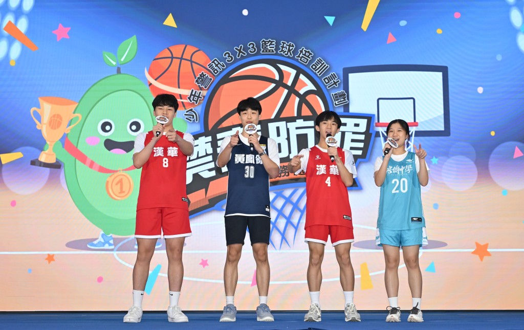 學生在台上分享他們去年參與計劃的心得。