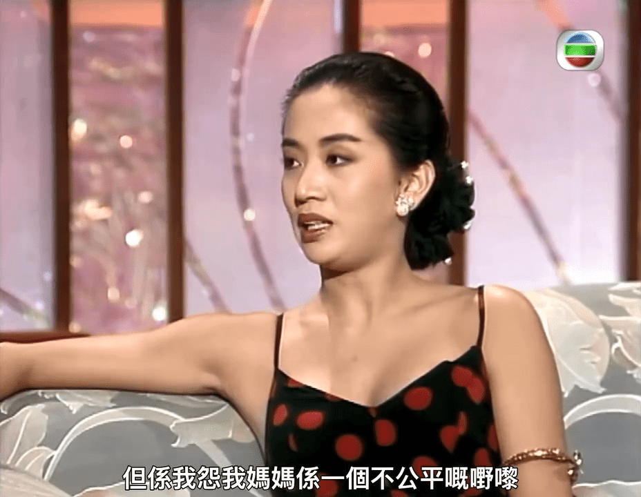 梅艷芳表示不會羨慕含着金鎖匙出生的人，更不會因此怪責母親，因為這並非母親所願。