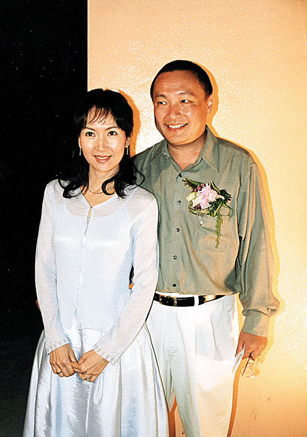 1999年，陈美琪跟从事电脑生意的美籍华人忻尚永再婚。