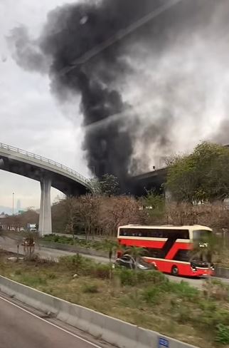 濃煙席捲半空。fb 車cam L（香港群組）  