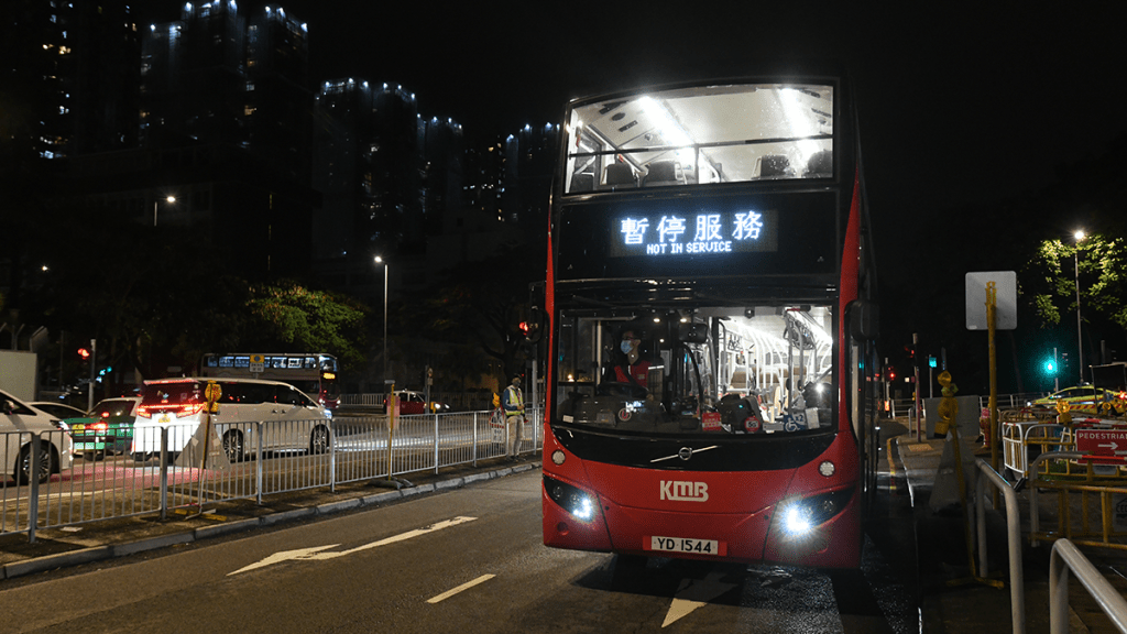 屯門青山公路一輛巴士與私家車發生相撞。