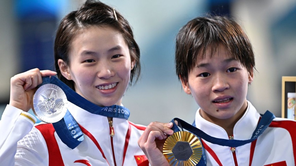 2024年8月6日，冠軍全紅嬋（右）、亞軍陳芋汐在巴黎奧運會跳水項目女子10米跳台頒獎儀式上合影。