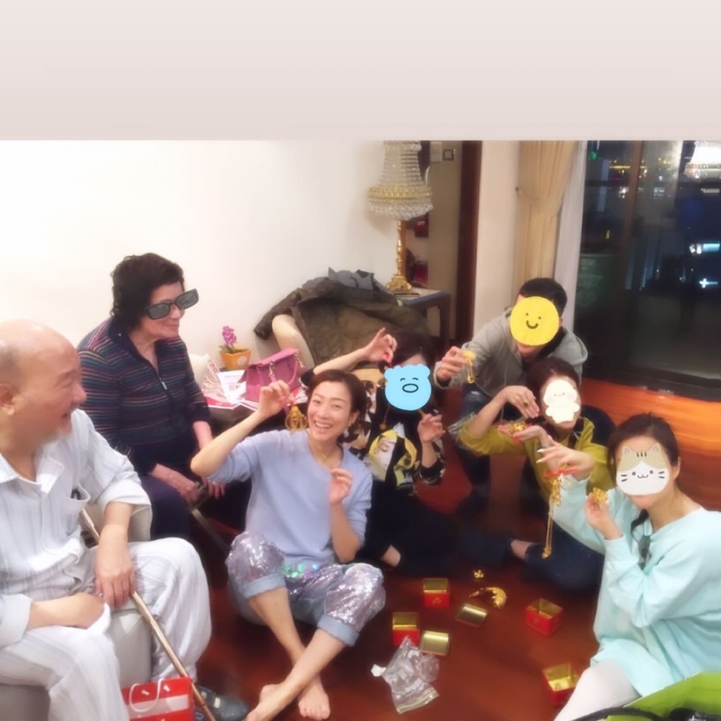 鄭秀文昨日（6日）在IG貼出一張全家福，當中除有父母，還有幾兄弟姊妹在場，非常溫馨。