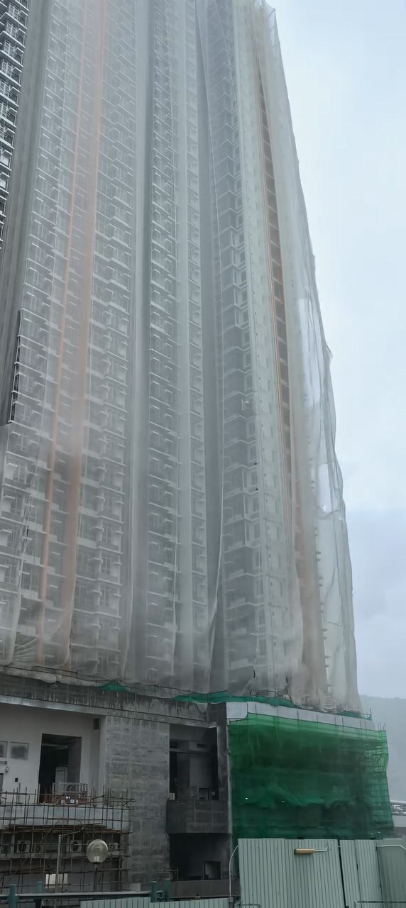 有網民表示,有男工人在黑雨期間仍然在吊船上,非常驚險。fb「華富生活」Siu Chung Wong片段截圖 有網民表示,有男工人在黑雨期間仍然在吊船上,非常驚險。fb「華富生活」Siu Chung Wong片段截圖