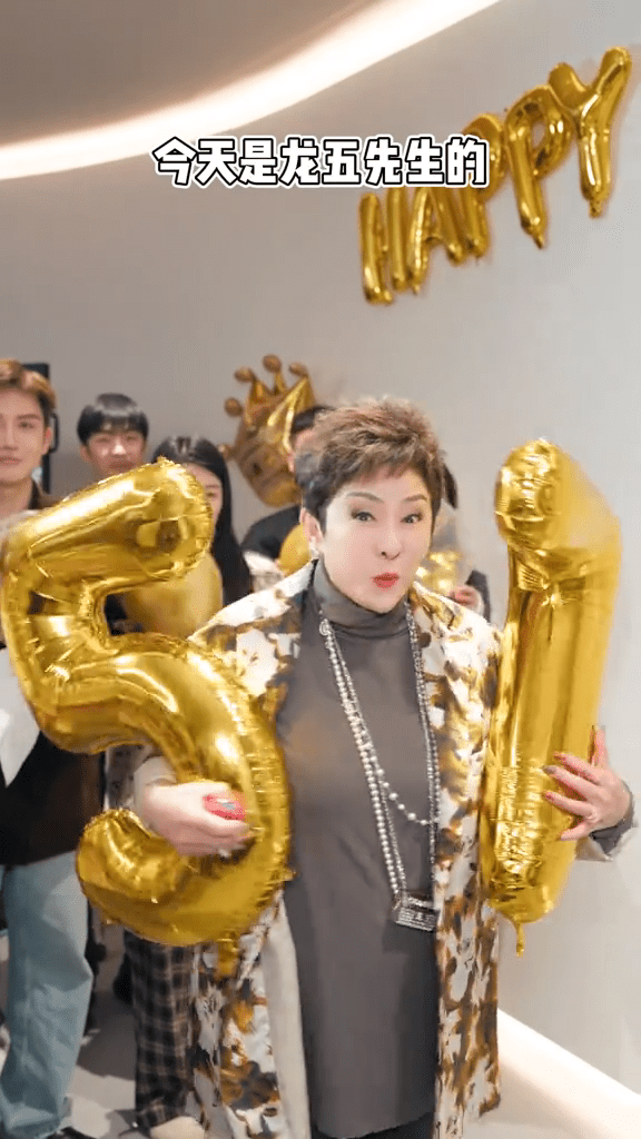 向太去年12月为向华强搞75岁惊喜生日Party。