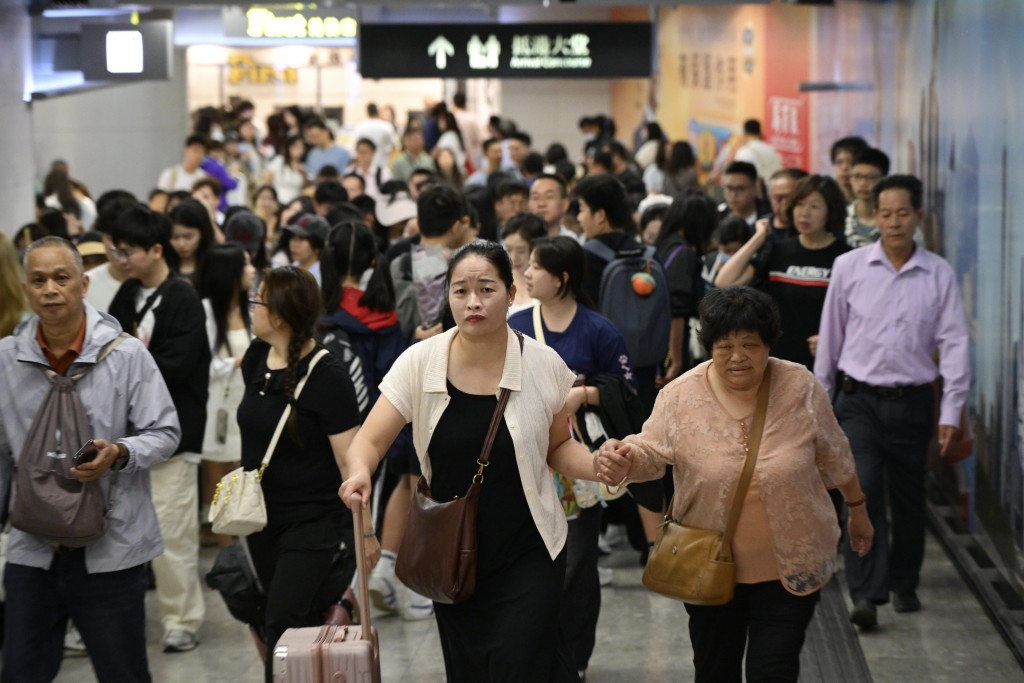 當中內地訪港旅客共約101萬人次，較去年上升10%。資料圖片