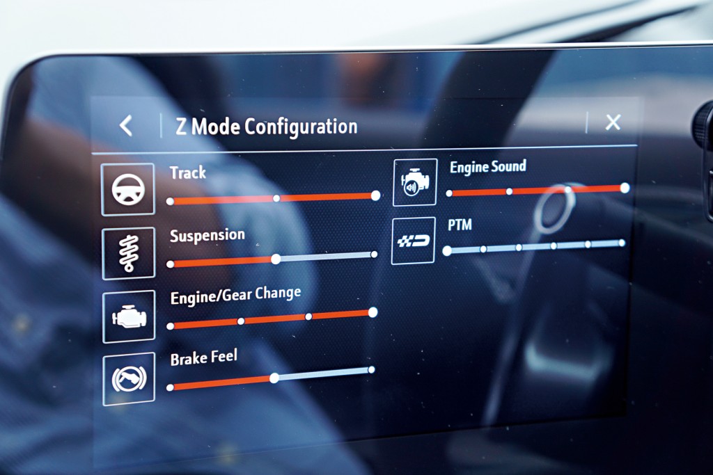 8吋觸控屏幕除有前後鏡頭及支援CarPlay，亦可設定引擎、轉向、懸掛、循跡系統、排氣聲及制動踏板模式。