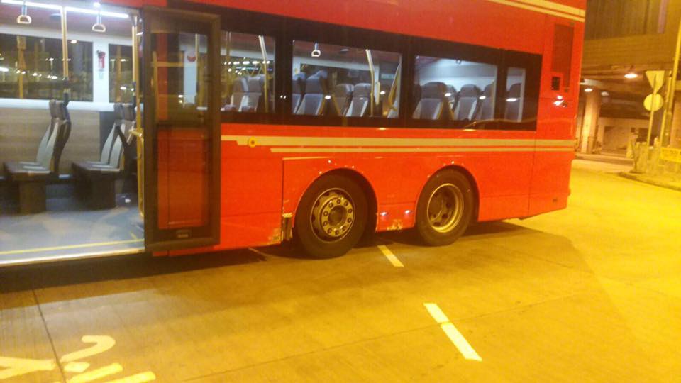 巴士抵總站前曾在路旁鐵欄，車身損毀。fb柏斯敦巴士台撮自車長Whatsapp群組