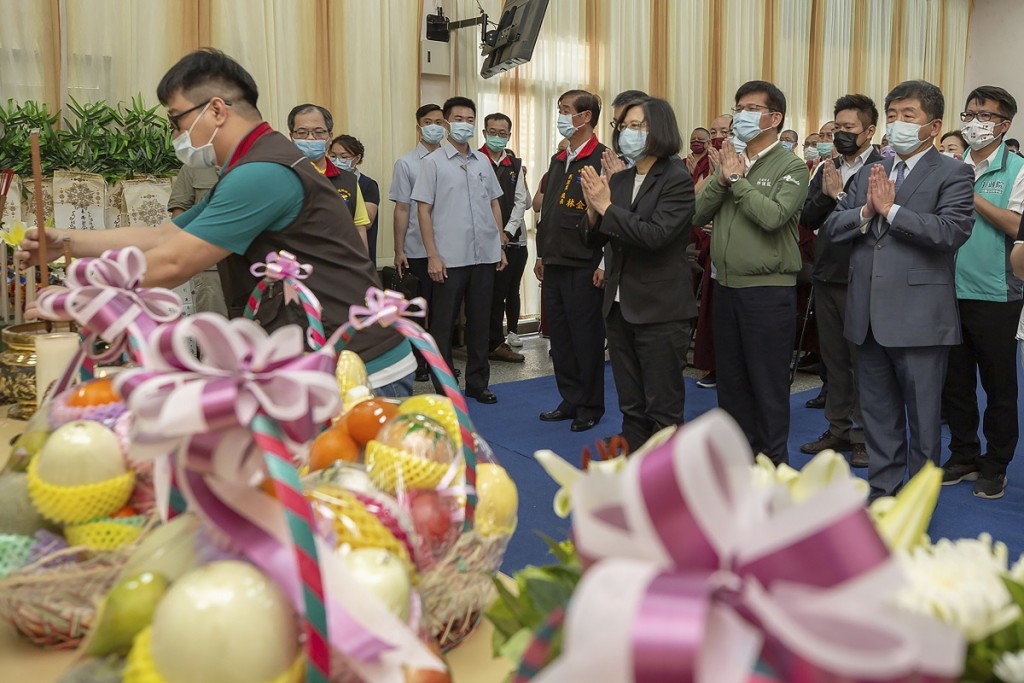 蔡英文早上先後前往花蓮的醫院及殯儀館，慰問事故傷者及死者家屬。AP圖片