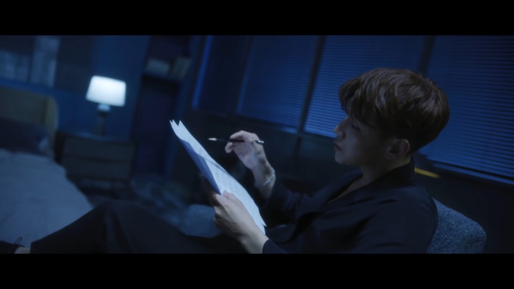 擅長創作嘅Jun. K拎住疑似曲譜,唔通今次新歌由佢創作?
