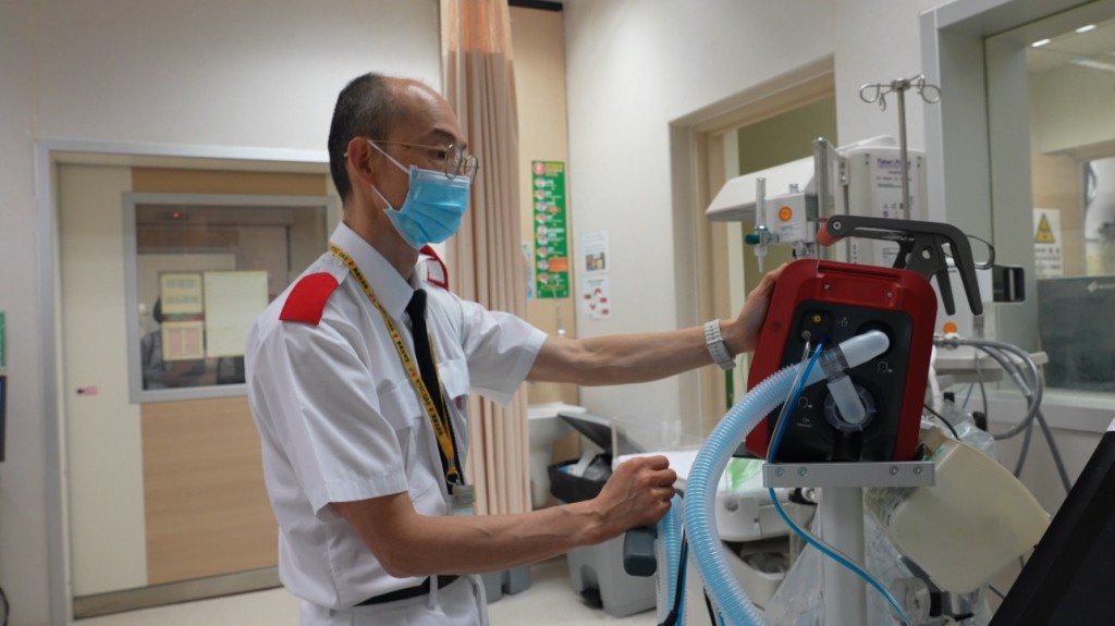 李國雄在威爾斯親王醫院成功協助開設第一代急症室護士診所，為急症室分流輕傷病人加快診治。