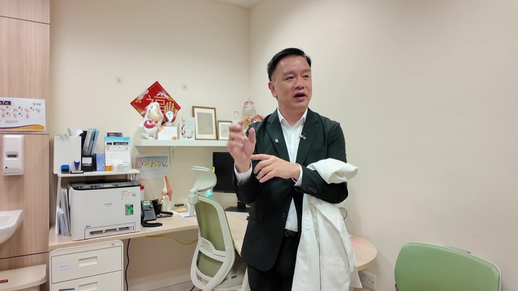 這件繡上黃詠儀醫生名字的白袍，見證了她無私奉獻的一生。
