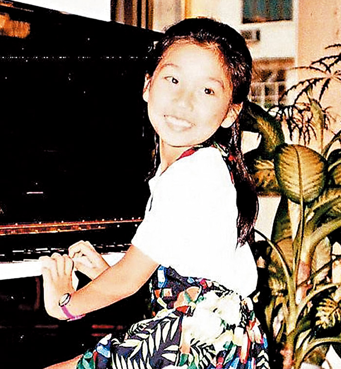 她自小学习钢琴，已考获八级资格，又识弹结他，多才多艺。