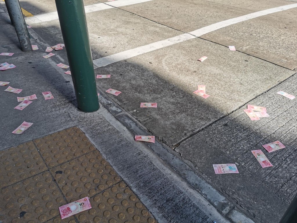 澳門早上有住宅單位掉落一疊面額10元的生肖鈔。
