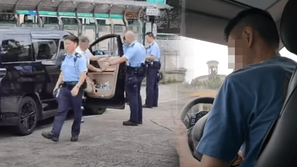 多名警員在香港教育大學外向司機進行問話。