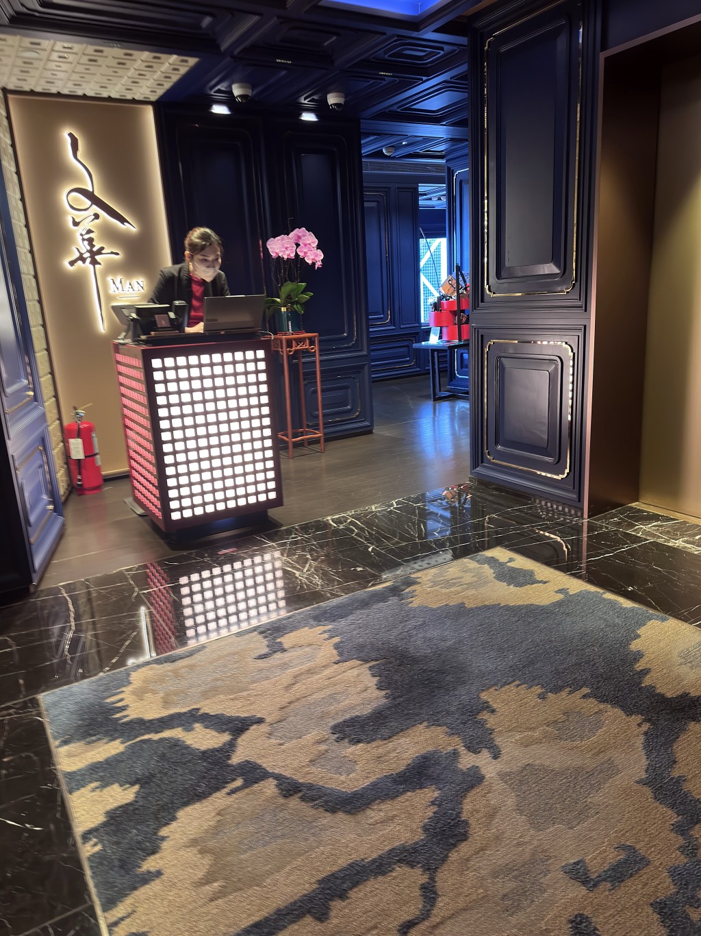 兩人在文華東方酒店中菜廳用餐，男子席間遁逃。