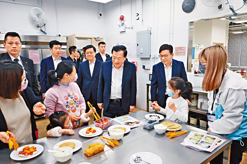 夏寶龍昨到深水埗視察社區客廳，與正在做功課的小朋友交流。