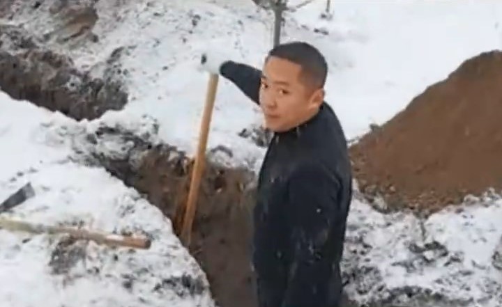 警方最终在河畔挖掘出遗骸。荔枝新闻