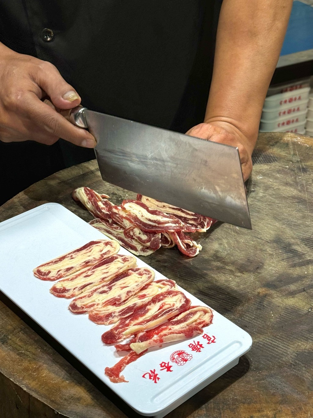 潮州牛肉火鍋的美味源自手切新鮮嫩牛,溫體開吃。 網上圖片 潮州牛肉火鍋的美味源自手切新鮮嫩牛,溫體開吃。 網上圖片