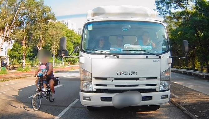 單車男載著小童在貨車旁駛過。fb 車cam L（香港群組）TenderKangaroo5244影片截圖 