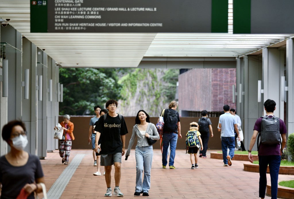 此外，自明年起，港大文學院將新增兩個新課程，包括「文學士（全球創意產業）」及「文學士及工學學士（人工智能及數據科學）」。