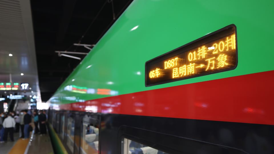 中國鐵路12306客服回應稱，如果乘客感到不舒服可以找乘警，或找列車員調換舖位。(新華社)