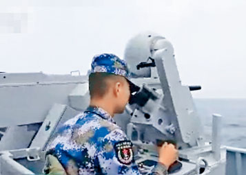 ■青州艦上軍人作實彈射擊訓練。