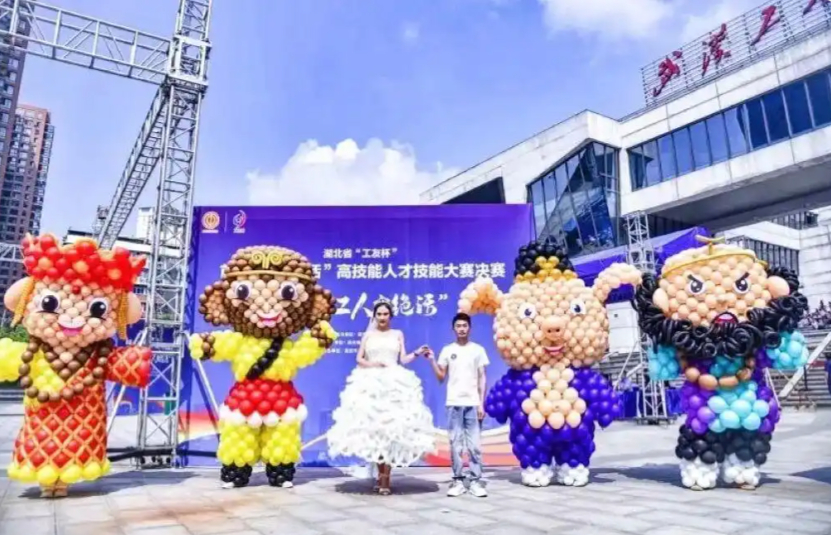 2022年,徐登勇在湖北省「工友杯」首屆「e有絕活」高技能人才大賽中斬獲「十佳絕活獎」。《湖北日報》 2022年,徐登勇在湖北省「工友杯」首屆「e有絕活」高技能人才大賽中斬獲「十佳絕活獎」。《湖北日報》