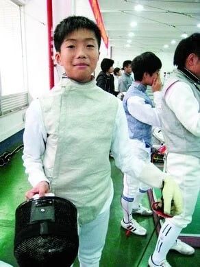 結果這位「少年劍神」一路走來登上奧運之巔，沒有忘記當初的承諾。