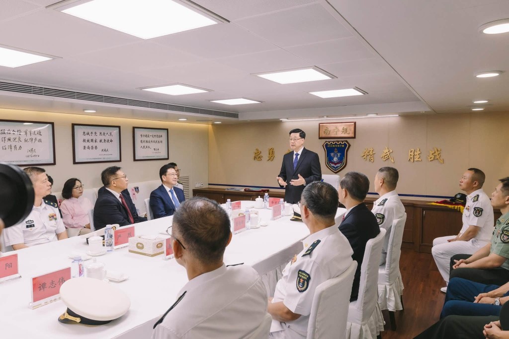 李家超今日出席中南寧艦編隊訪港歡迎儀式。李家超FB 李家超今日出席中南寧艦編隊訪港歡迎儀式。李家超FB
