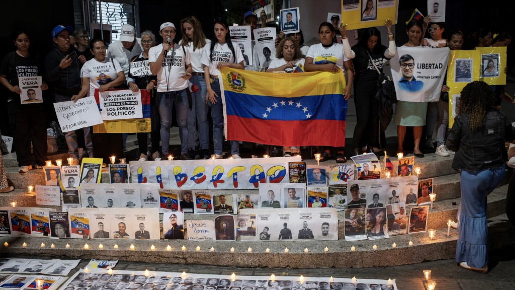 政治犯家屬在「螺旋大廈」外集會。  路透社