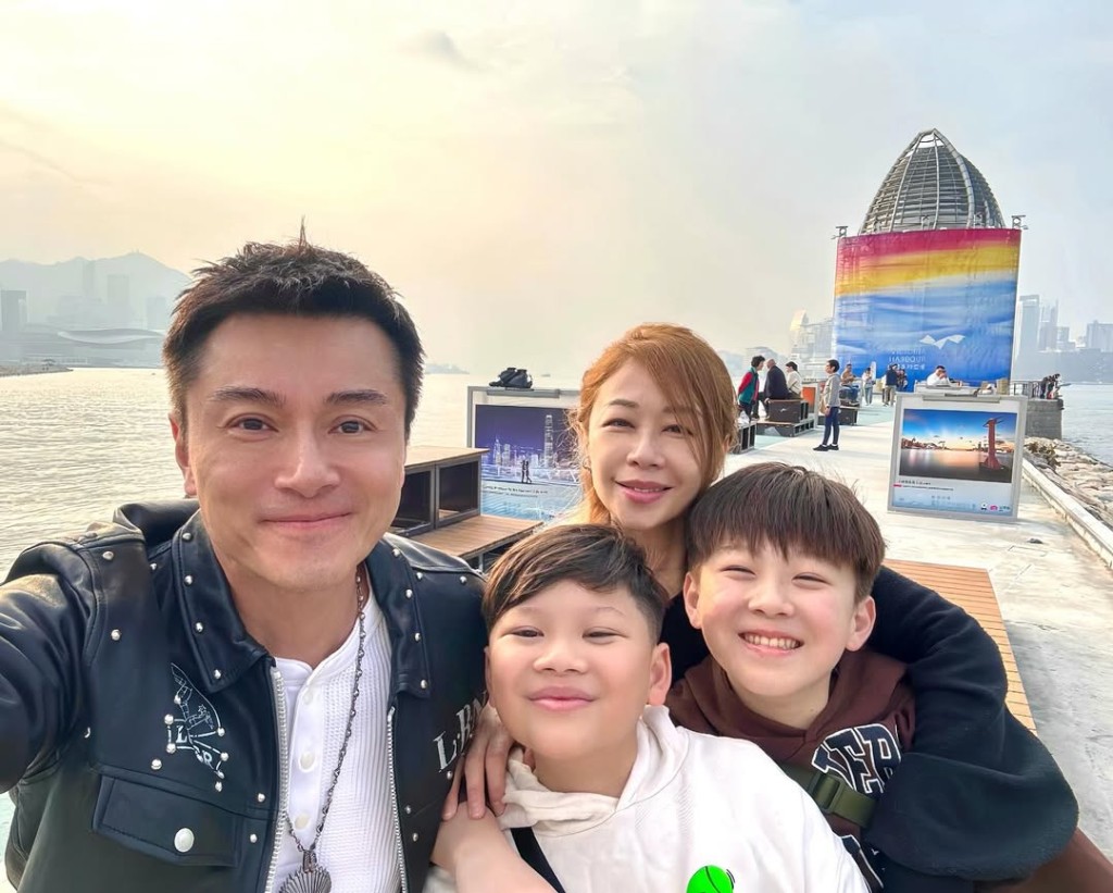 夫婦兩重視孩子的教養,並會根據孩子的能力選擇學校,從傳統名校轉至國際學校, 上課模式變得輕鬆使小朋友學得更開心。(圖片來源:ig@wonghoyinraymond) 夫婦兩重視孩子的教養,並會根據孩子的能力選擇學校,從傳統名校轉至國際學校, 上課模式變得輕鬆使小朋友學得更開心。(圖片來源:ig@wonghoyinraymond)