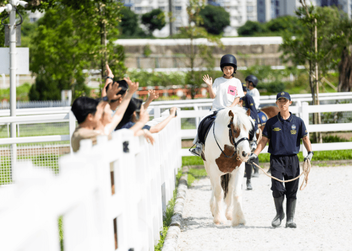 小馬大本營必玩活動1:小馬策騎體驗(圖片來源:香港賽馬會) 小馬大本營必玩活動1:小馬策騎體驗(圖片來源:香港賽馬會)